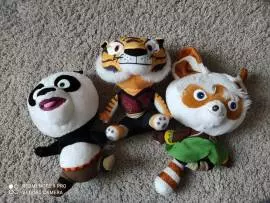 vendesi tre peluches di Kung fu panda
