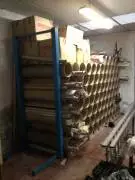 Struttura in ferro con cilindri in cartone pesante