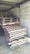 Bancali di legno rotti
