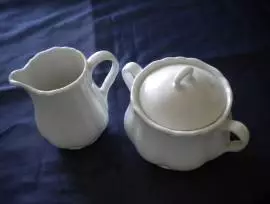 COPPIA LATTIERA E ZUCCHERIERA IN CERAMICA BIANCA