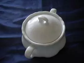 COPPIA LATTIERA E ZUCCHERIERA IN CERAMICA BIANCA