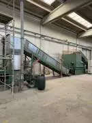 Impianto per riciclaggio e lavorazione plastica