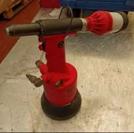 Rivettatrice sistema oleopneumatico marca Far,