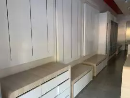 Arredo per negozio in legno pressato
