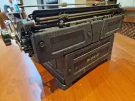 Macchina da scrivere Olivetti