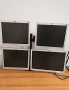 4 monitor più il Supporto per i Monitor