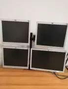 4 monitor più il Supporto per i Monitor